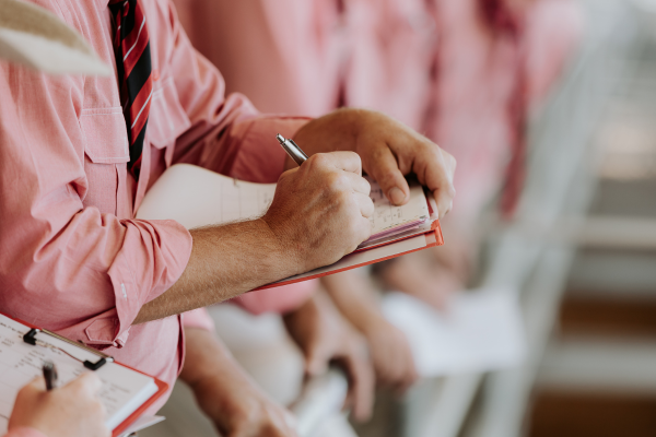 pink_shirt_at_auction